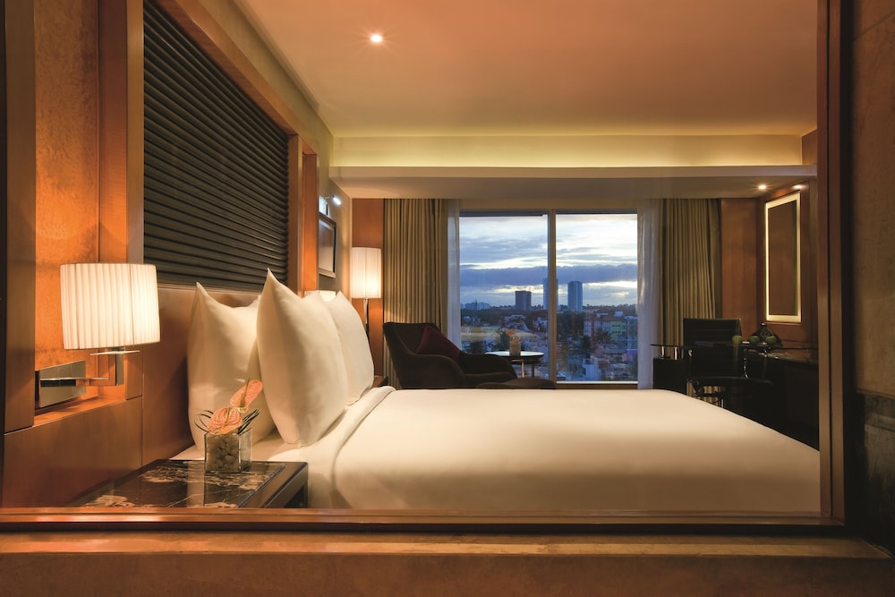 Executive Room, 1 King Bed - Photo 2