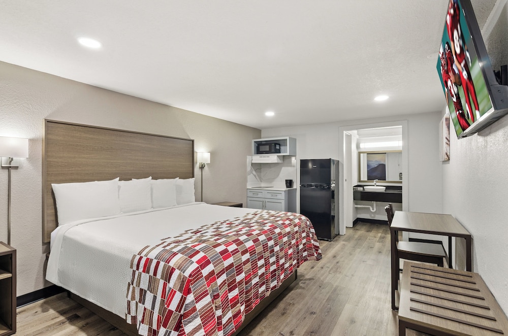 Deluxe Room, 1 King Bed, Smoking, Kitchenette photo 1