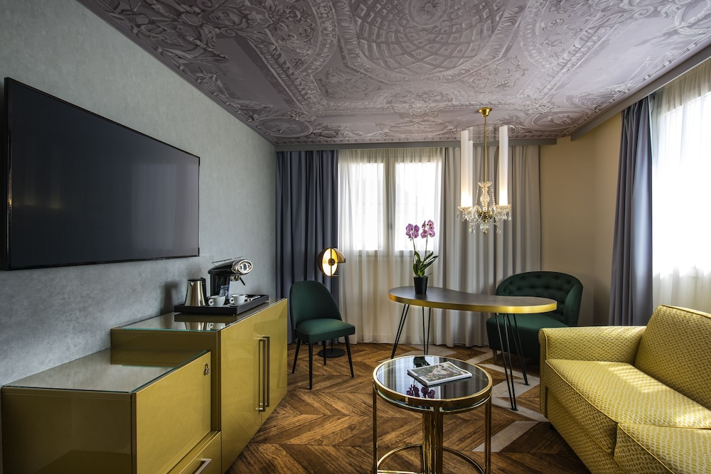 Deluxe Suite, 1 King Bed, Balcony