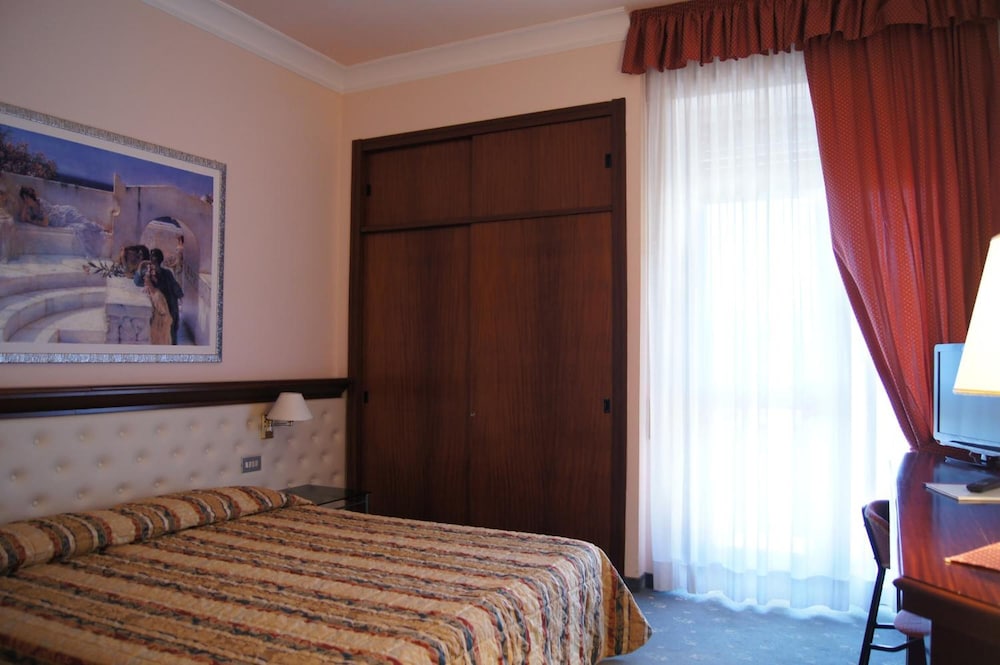 Basic Double Room Single Use, 1 Queen Bed photo 2