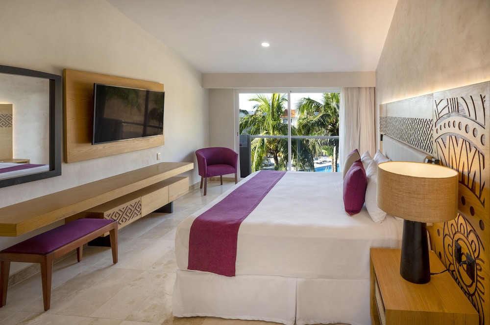 Superior Pool, 1 King Bed, Non-Smoking photo 2
