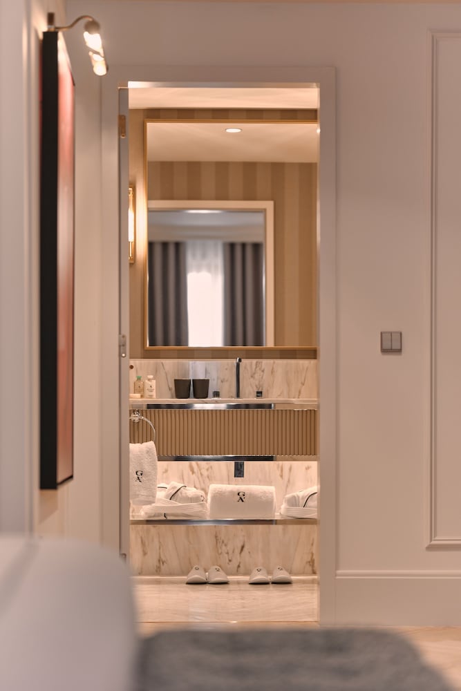 Panoramic Double Or Twin Room thumbnail 5
