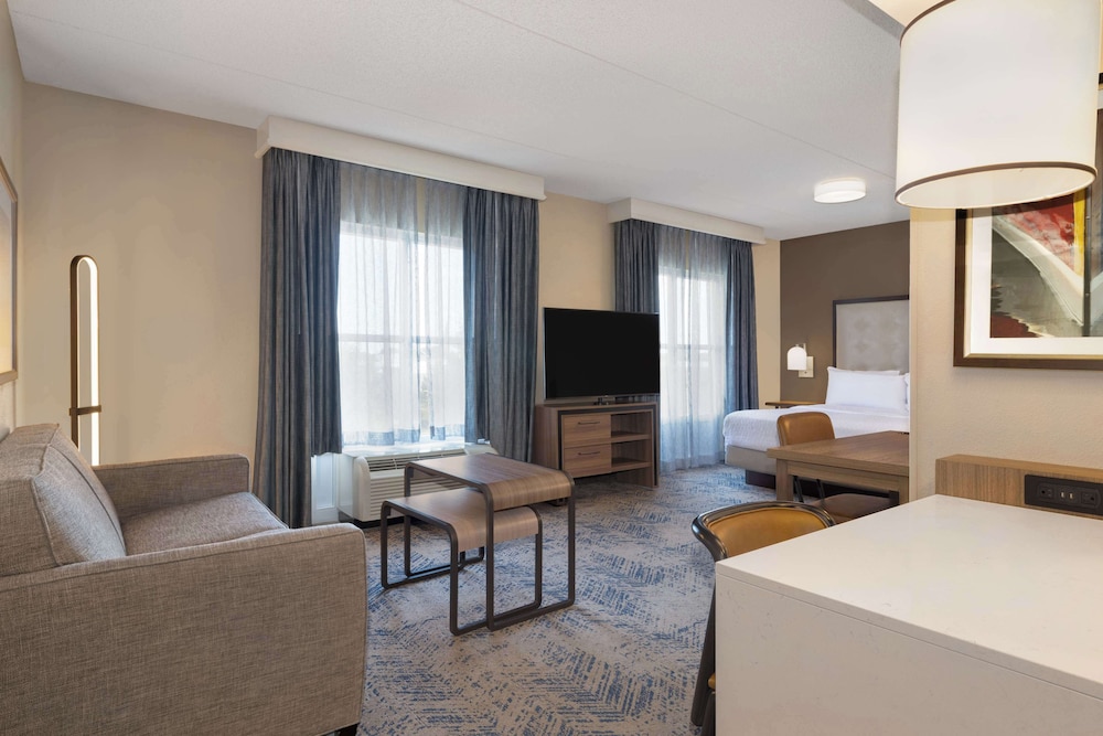 Premium Suite, 1 King Bed, Accessible, Bathtub - Photo 4