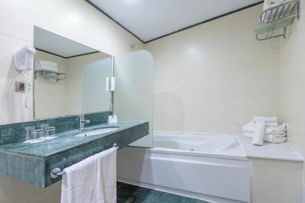 Quadruple Room - Photo 6