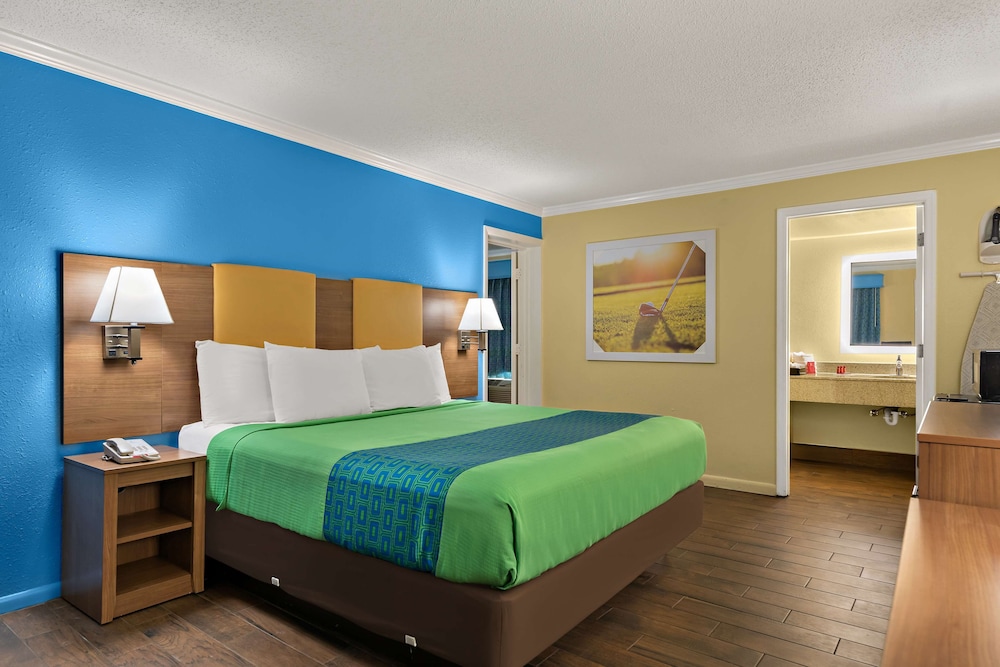 Suite, Multiple Beds, Non Smoking, Refrigerator & Microwave (Living Room) photo 3