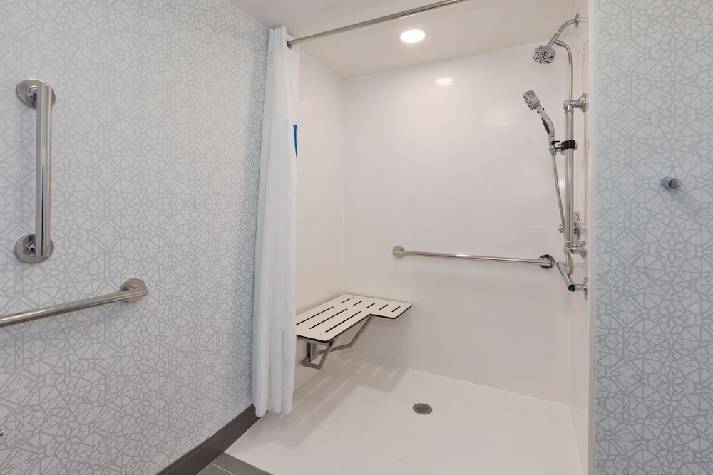 Room, 1 King Bed, Accessible - Photo 7