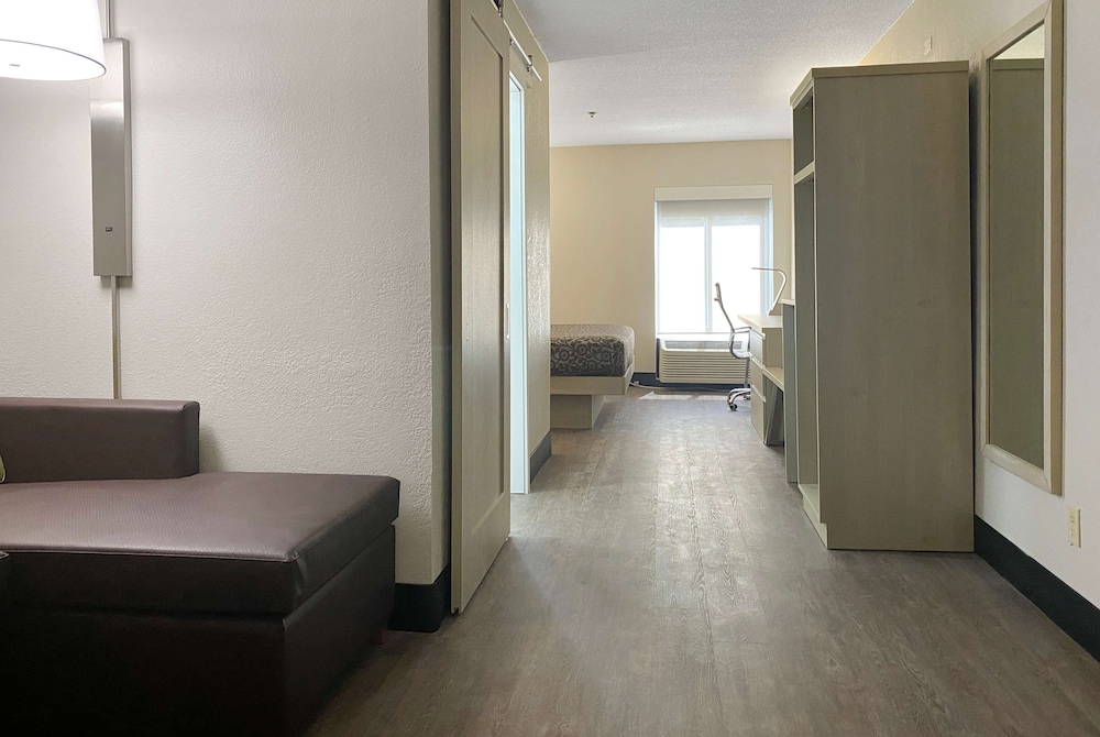 Studio Suite, 1 King Bed, Non Smoking - Photo 4