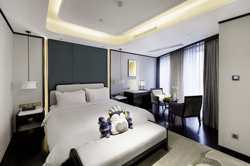 Suite, 1 King Bed - Photo 2