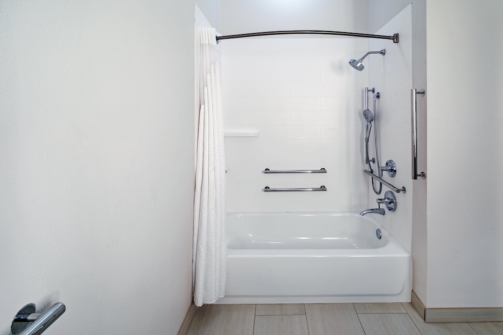 Suite, 1 King Bed, Accessible (Mobility, Accessible Tub) - Photo 3