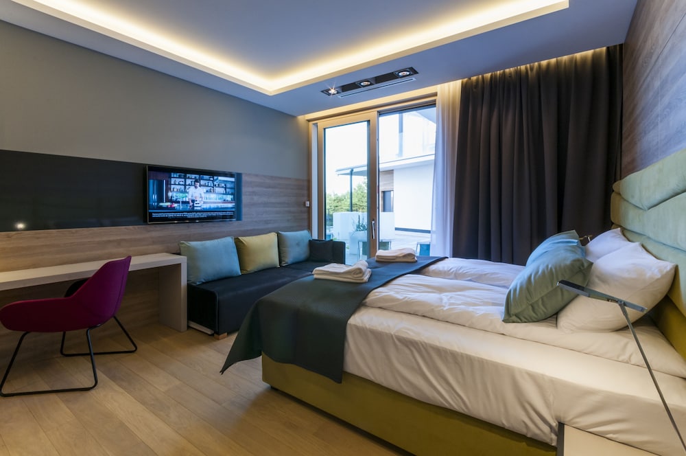 Deluxe Room, 1 King Bed with Sofa bed, Courtyard View (access to the patio - 5)