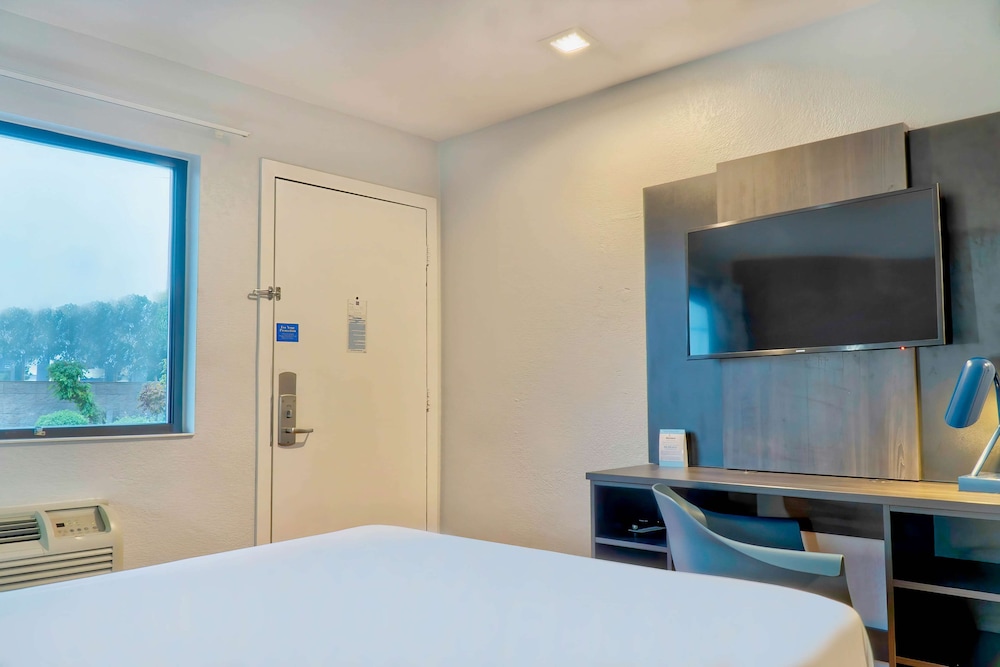 Deluxe Room, 1 Queen Bed, Non Smoking, Refrigerator photo 3