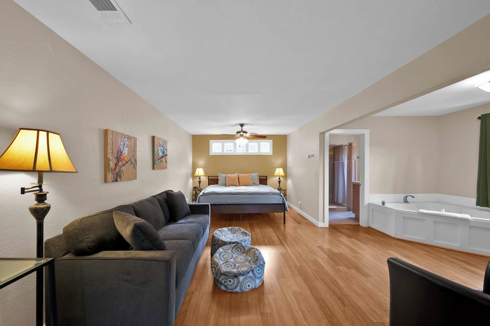 Luxury Room, 1 King Bed with Sofa bed, Jetted Tub, Mountain View (Woodpecker) photo 1