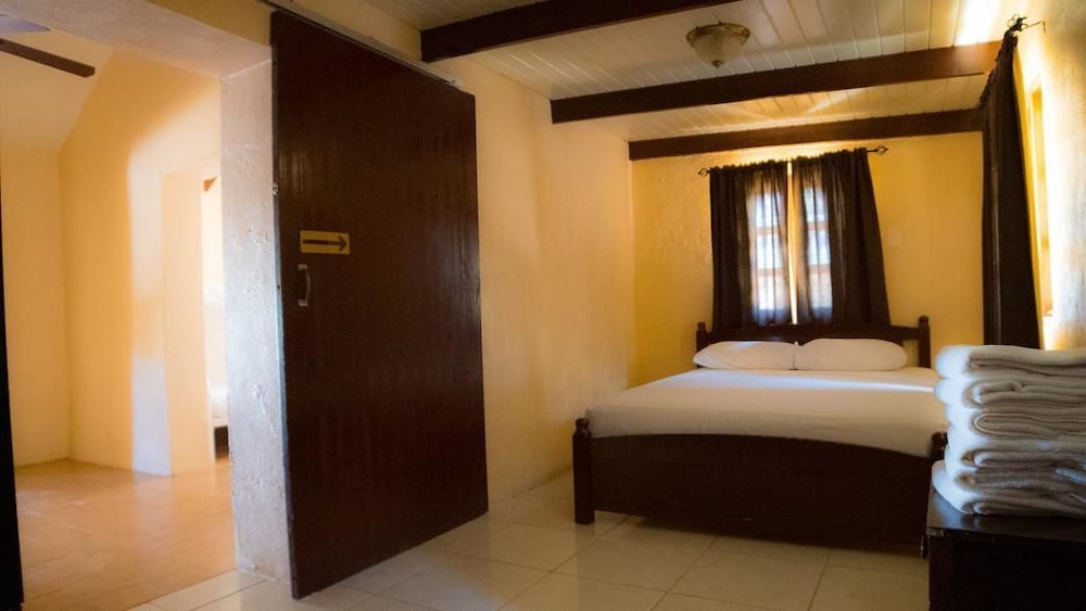 House, 2 Bedrooms photo 2