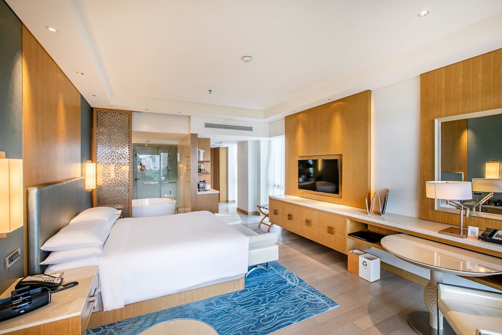 Room, 1 King Bed, Balcony, Partial Ocean View