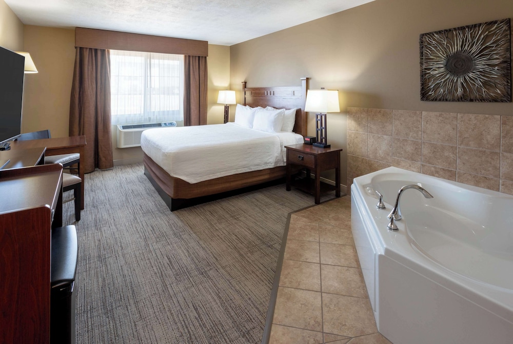 Suite, 1 King Bed, Jetted Tub photo 2