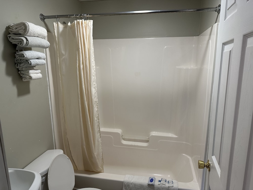 Standard Room, Multiple Beds, Non Smoking photo 3