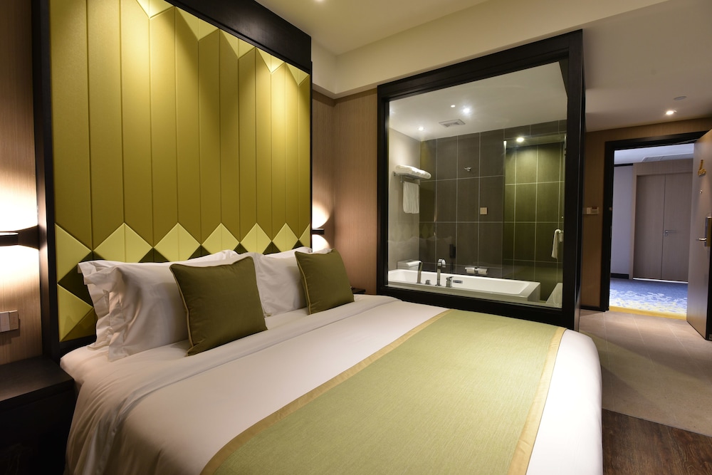 Deluxe Queen Bed photo 1