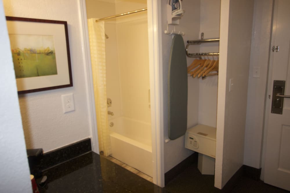 Deluxe Room, 2 Queen Beds (Interior) - Photo 17