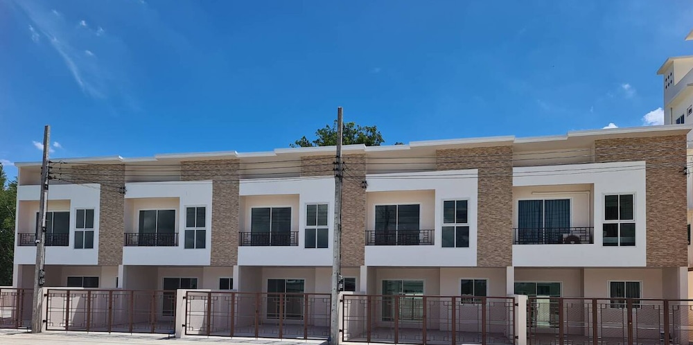 Business Townhome photo 1