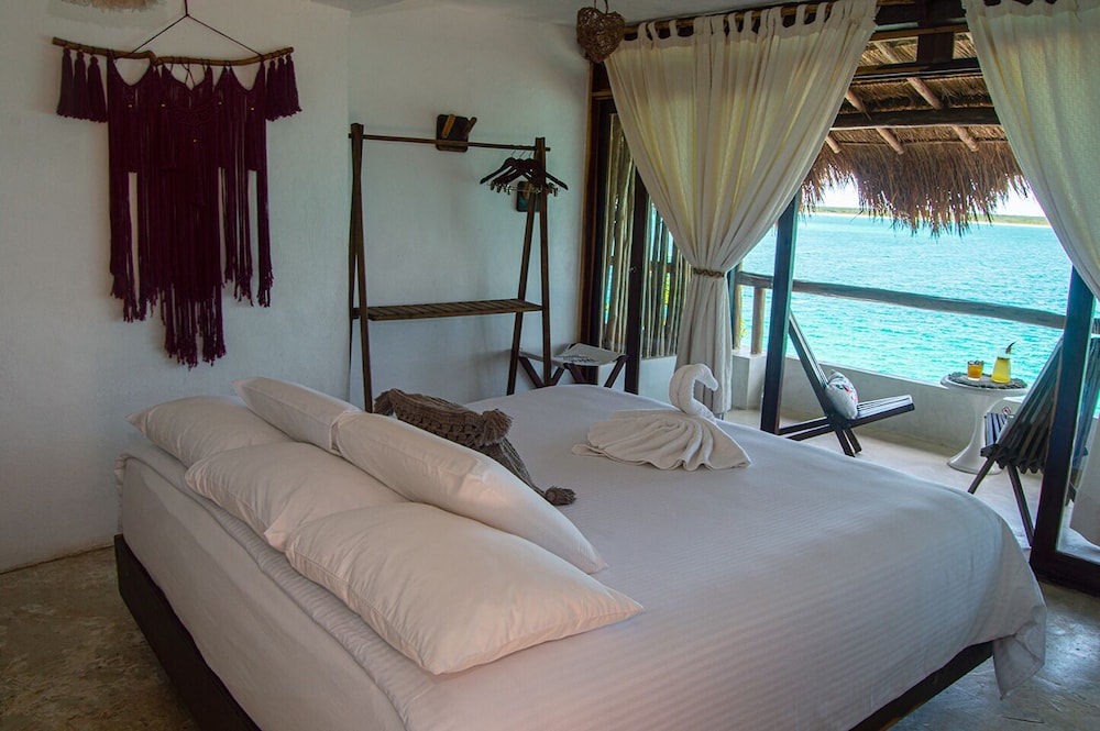 Deluxe Double Room, 1 King Bed, Lagoon View photo 3