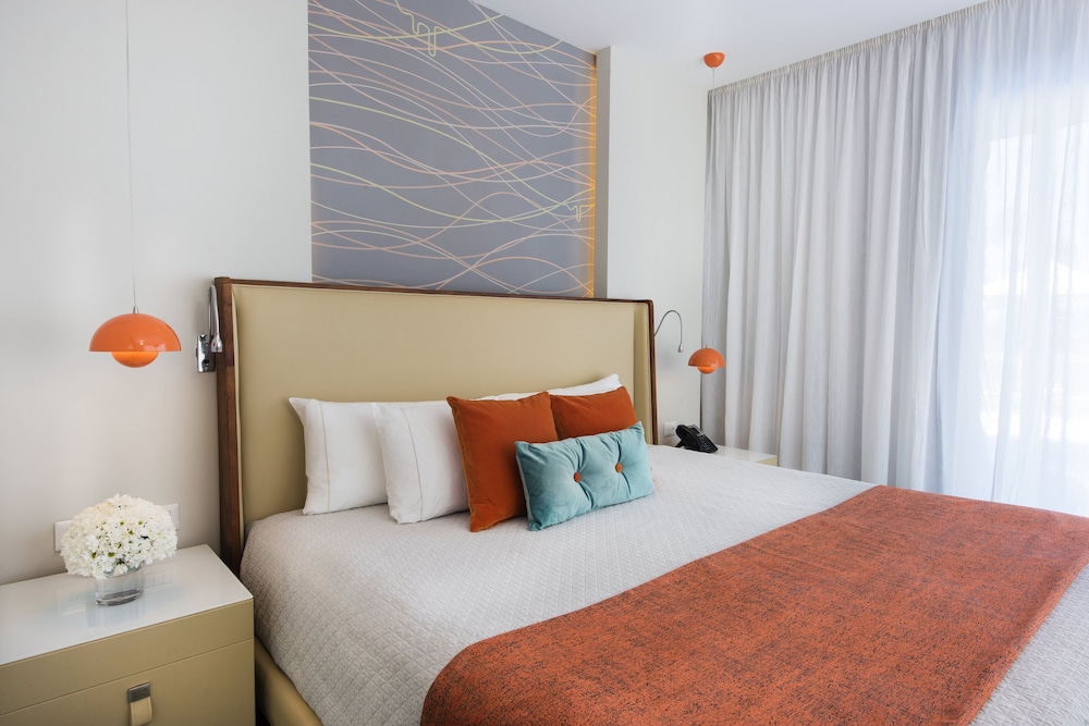 Suite (SWANK WRAPAROUND SWIM UP SUITE)