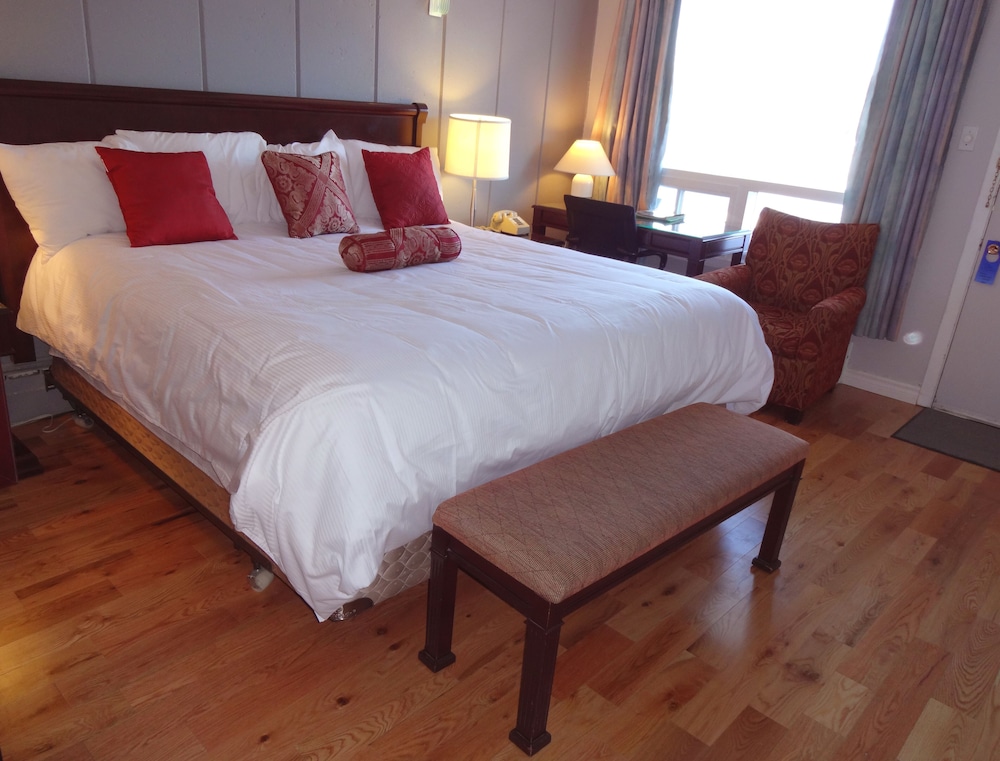 Room, 1 King Bed (Hardwood Floor)
