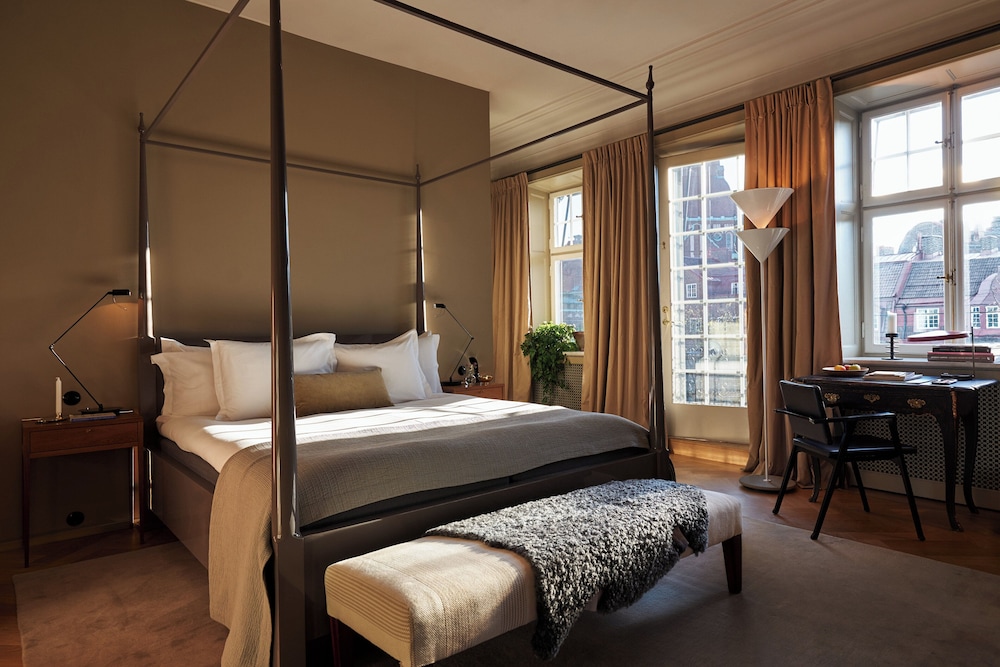 Suite, 1 King Bed, Garden View