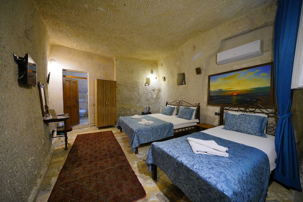 Deluxe Triple Cave Room photo 1
