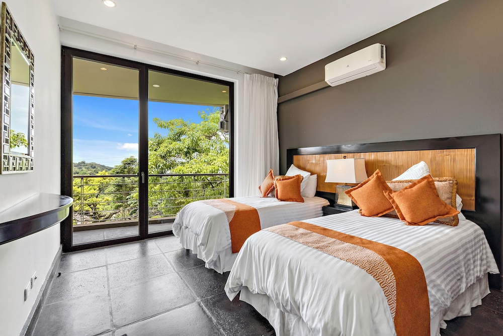 Panoramic Suites -Expansive Ocean Views - (# of bedrooms available depends on # of guests reserved) photo 2