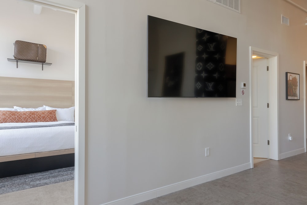 City Suite, 2 Bedrooms, Kitchen, City View (#M301) photo 3