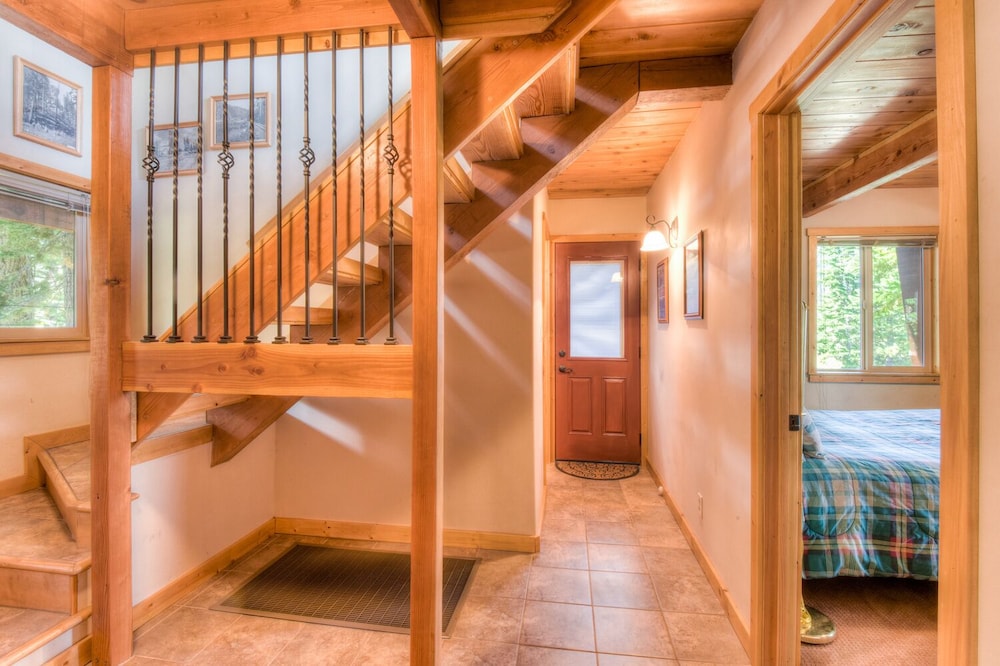 House, Multiple Beds, Patio, Mountain View (Chamberland Getaway) photo 1