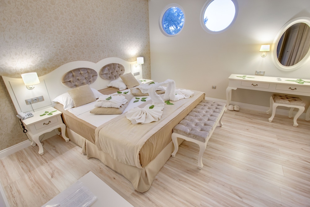 Deluxe Suite, Outdoor Jacuzzi with Roof Top