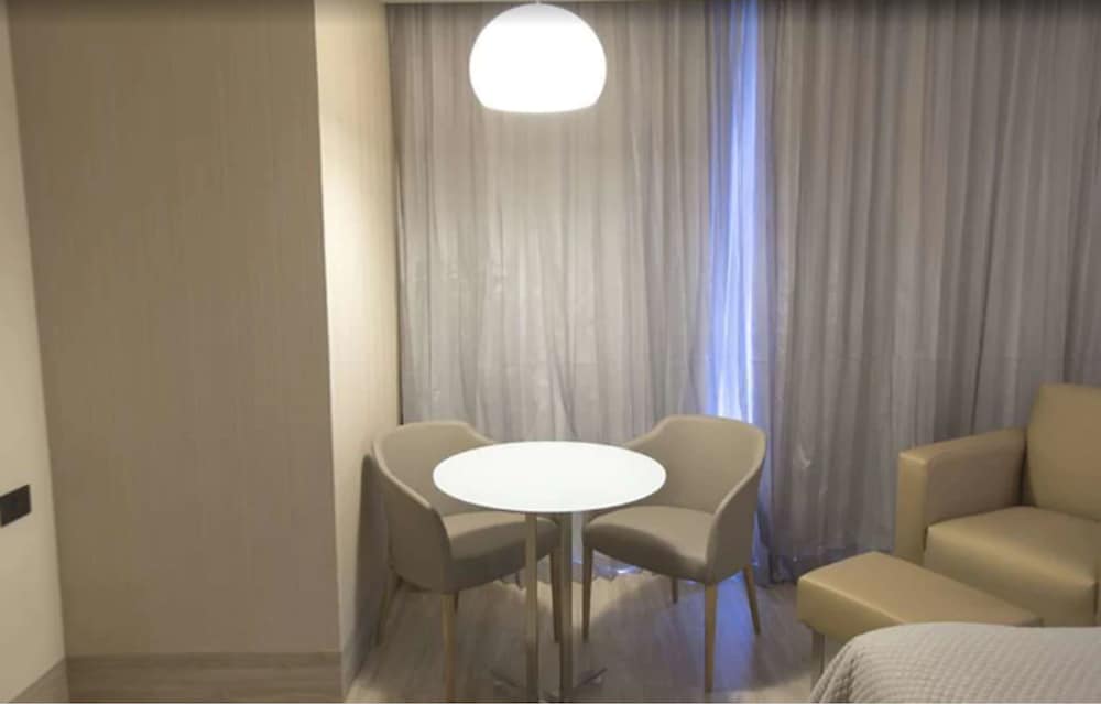 Room, 1 King Bed, Accessible (Roll-In Shower)