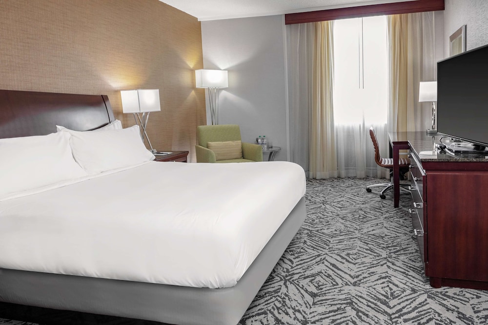 One King Bed, Non-Smoking, Accessible - Photo 3
