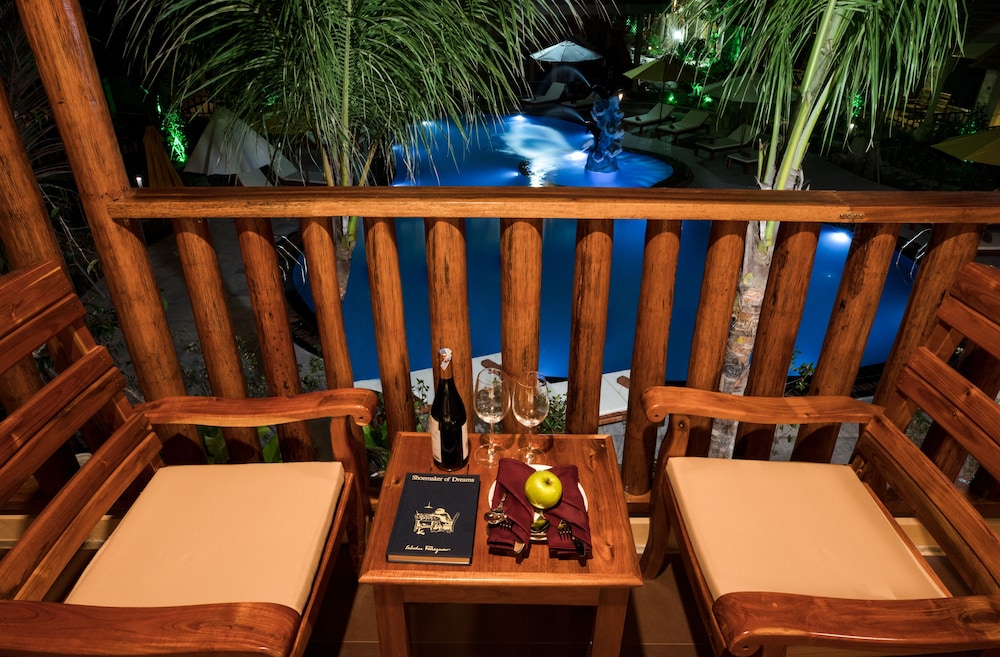 Deluxe Room, 1 King Bed, Pool View photo 3