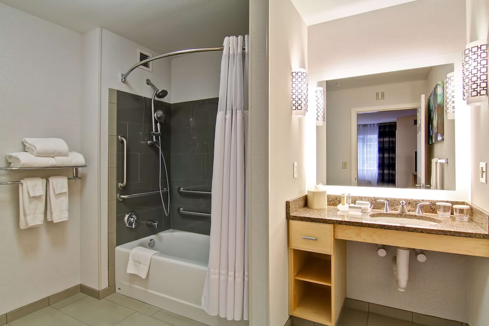 Suite, Accessible, Bathtub (1 Queen, 2 Double, and Sofabed) - Photo 5