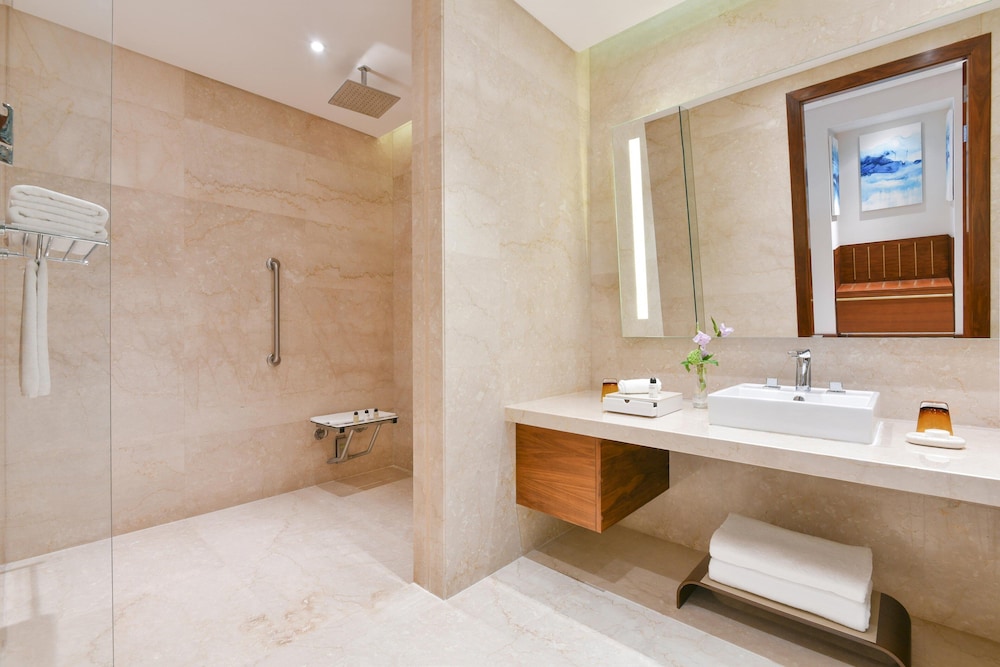 Deluxe Room, 1 King Bed, Balcony - Photo 4