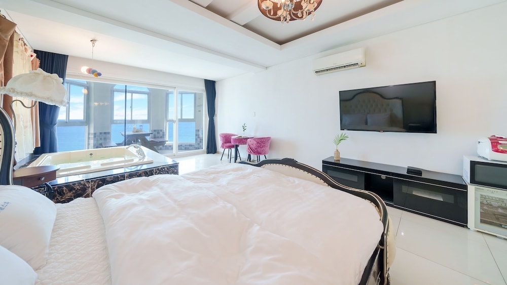 Basic Room, 1 Bedroom (301 Sappheir) - Photo 9