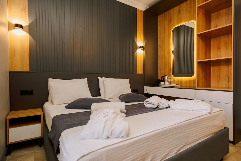 Standard Double Room, 1 Queen Bed, Non Smoking, Balcony photo 2