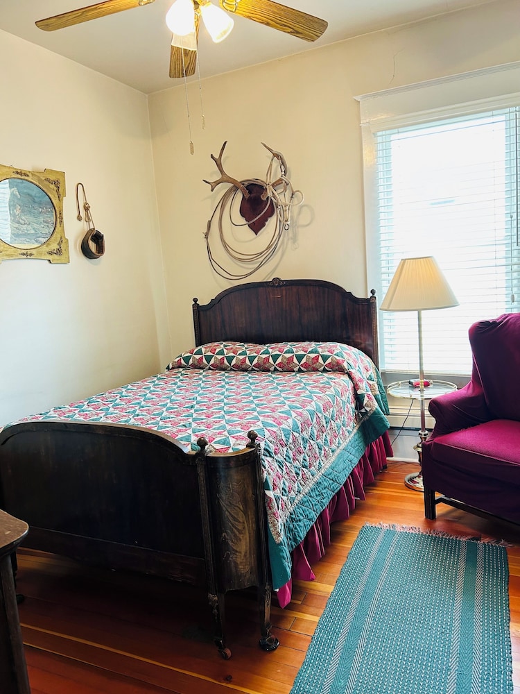 Basic Single Room Zane Grey (Shared Bathroom, Upstairs)