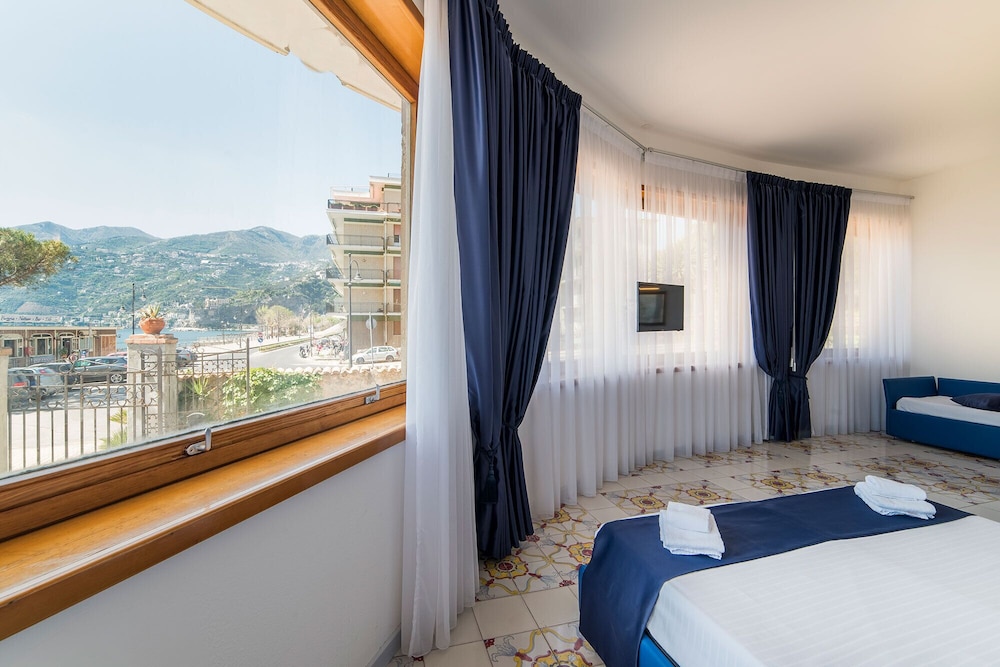 Comfort Room, City View - Photo 12