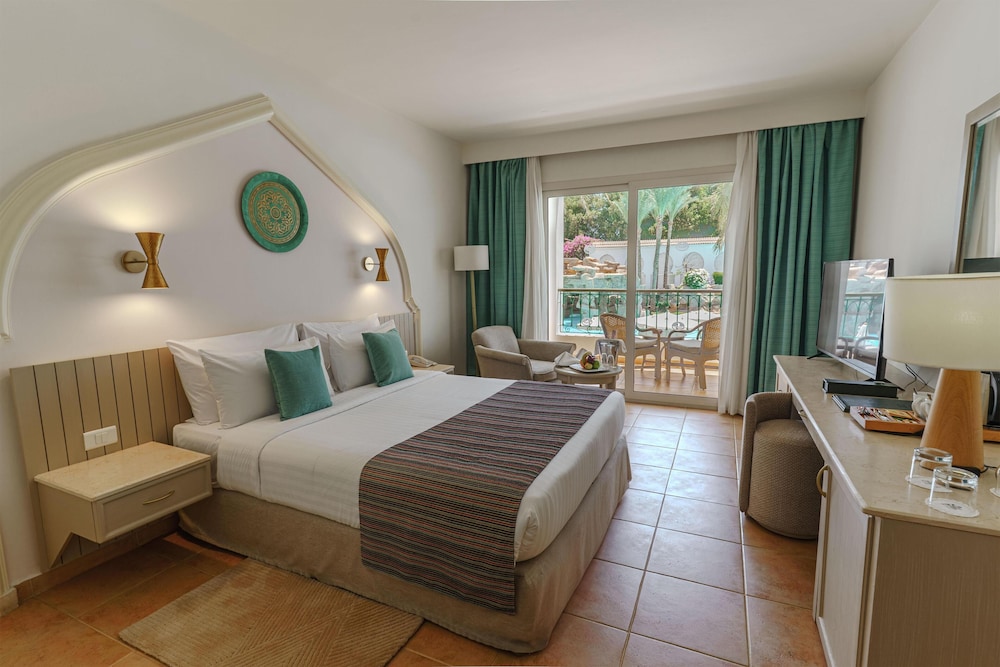 Superior Pool View Double Room thumbnail 5