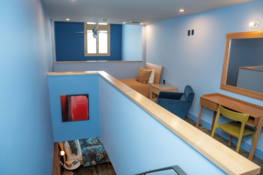 Standard Bi-Level Loft (1 King & Sofa Bed) photo 3