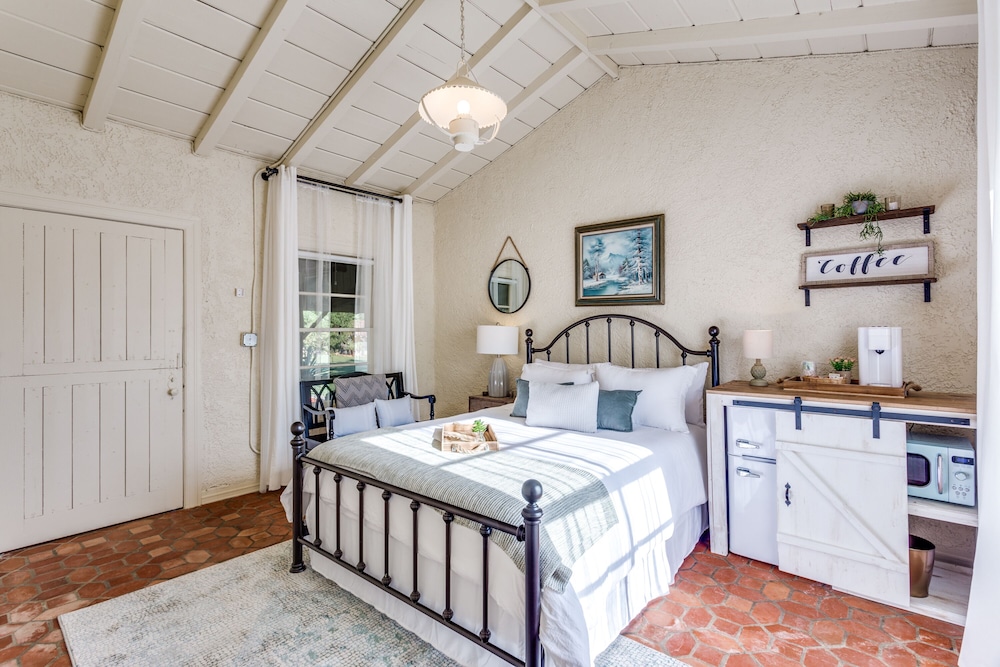 Elite Room, 1 Queen Bed photo 2