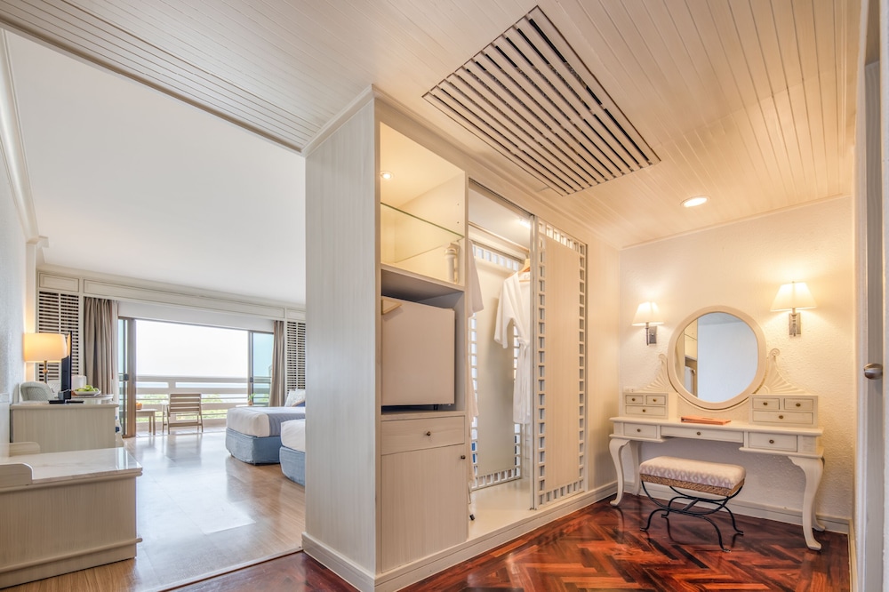 Regency Room, Pool View - Photo 7