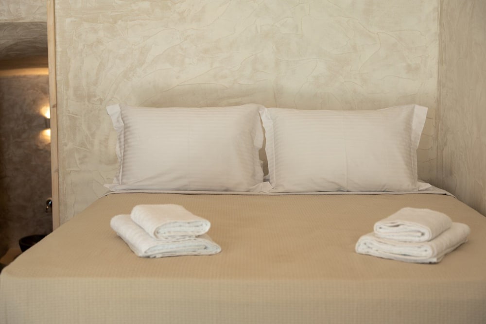 Deluxe Studio Suite, Jetted Tub, Courtyard View