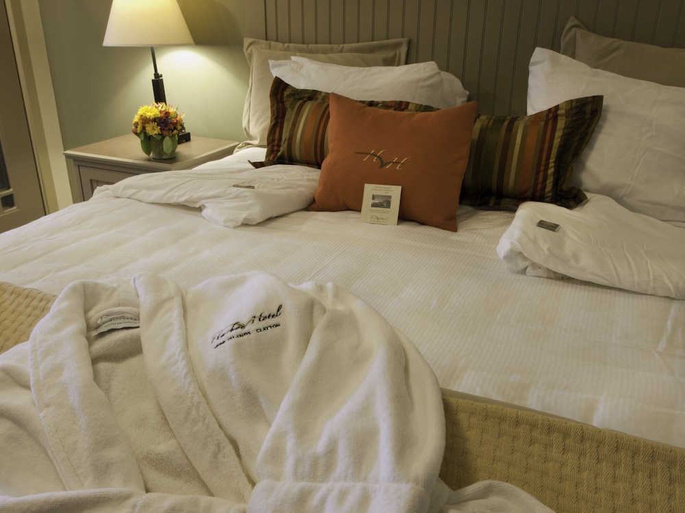 Double Queen Village View Jacuzzi Suite photo 2