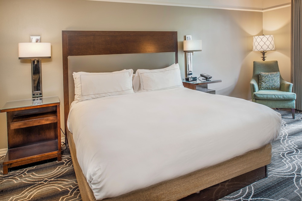 Deluxe Room, 1 King Bed, Accessible, Bathtub (Mobility & Hearing) - Photo 3