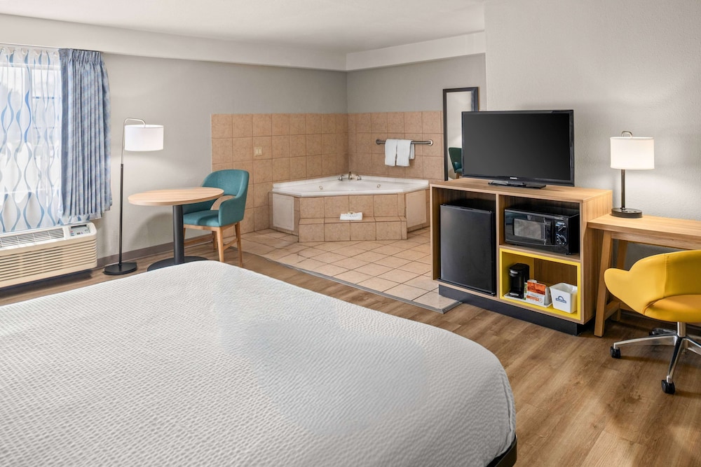 Deluxe Studio Suite, 1 King Bed, Non Smoking - Photo 4
