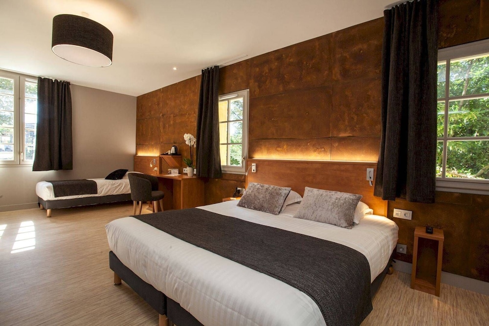 Premium Room Triple or Quadruple (Contemporary) photo 1